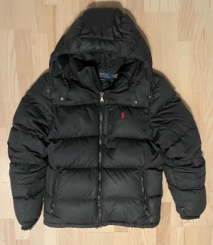 Ralph Lauren jacka - Jag säljer min The Gorham Down Jacket av Ralph Lauren i svart och i storlek M. Jag köpte den förra vintern och den är sparsamt använd. Kontakta gärna vid frågor!