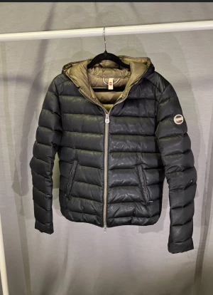  colmar jacka - Supersnygg colmar jacka. Perfekt vinterjacka! Men den har några defekter(se bilderna) Trasig dragkedja lchså. size xs. Modellen är 179 o den är för liten. Rekommenderar att du är mellan 165-174cm😌nypris 4000kr. Kan gå ner i pris vid snabb och smidig affär! Hör av dig vid minsta fundering 🤩