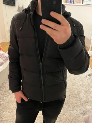 Henri Lloyd puffer jacket - Henri Lloyd puffer jacket | Bra skick | Size - M | Pris 1390 | Hör av dig vid minsta fråga eller fundering📩