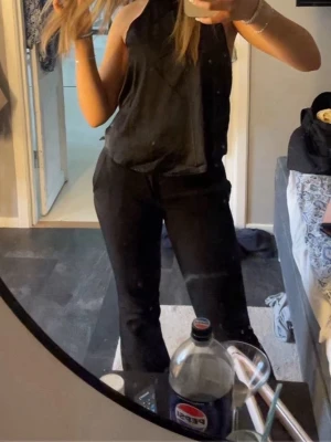 Svarta bootcut kostymbyxor - Säljer ett par svarta kostymbyxor med bootcut-modell. De har en klassisk passform med lätt utsvängda ben och sitter snyggt i midjan. Vet ej vart dom är ifrån ❤️