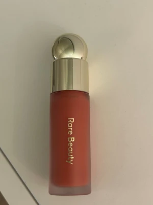 Rare Beauty Liquid Blush: Worth - Flytande rouge från Rare Beauty: Soft pinch i nyansen Worth. Endast testad. 