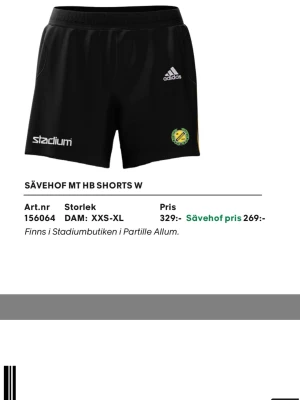 SÖKER !!!!Svarta handbollsshorts från Adidas - Säljer ett par svarta handbollsshorts från Adidas med Sävehof-logga och Stadium-tryck. De har elastisk midja och är gjorda i ett lätt och funktionellt polyestermaterial, perfekta för träning eller match. Klassisk sportig look med korta ben. Sökerrrr