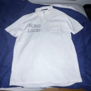 Blinglucid frottéskjorta - Säljer denna frotté rhinestone pike tshirt från märket blinglucid. Den är storlek S men passar M. Jag har aldrig använt den endast testad då den var för stor för mig och det går inte att skicka tbx säljer jag den. Nypris typ 400 men säljer för 200.