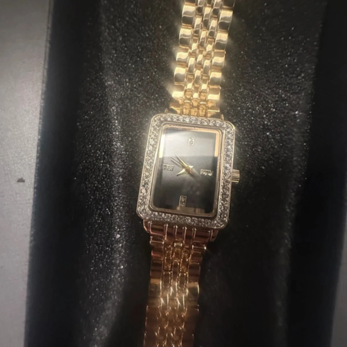 Guldig fyrkantig klocka med stenar - 2