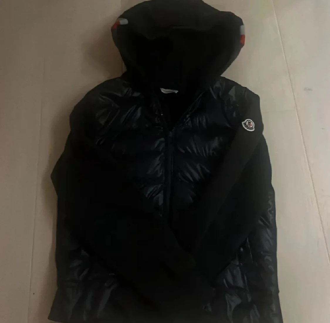 Svart Moncler dunjacka med huva