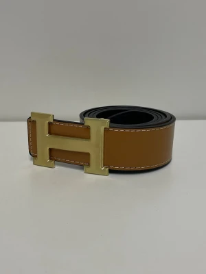 H Bälte Brun - Säljer en helt nytt bälte aldrig använd. Storlek 110. Snabb frakt, postas inom 24h efter köp. Skriv gärna om du har fler frågor. Kan även hämtas i Stockholm. (Vändbart går att användas åt båda sidorna)