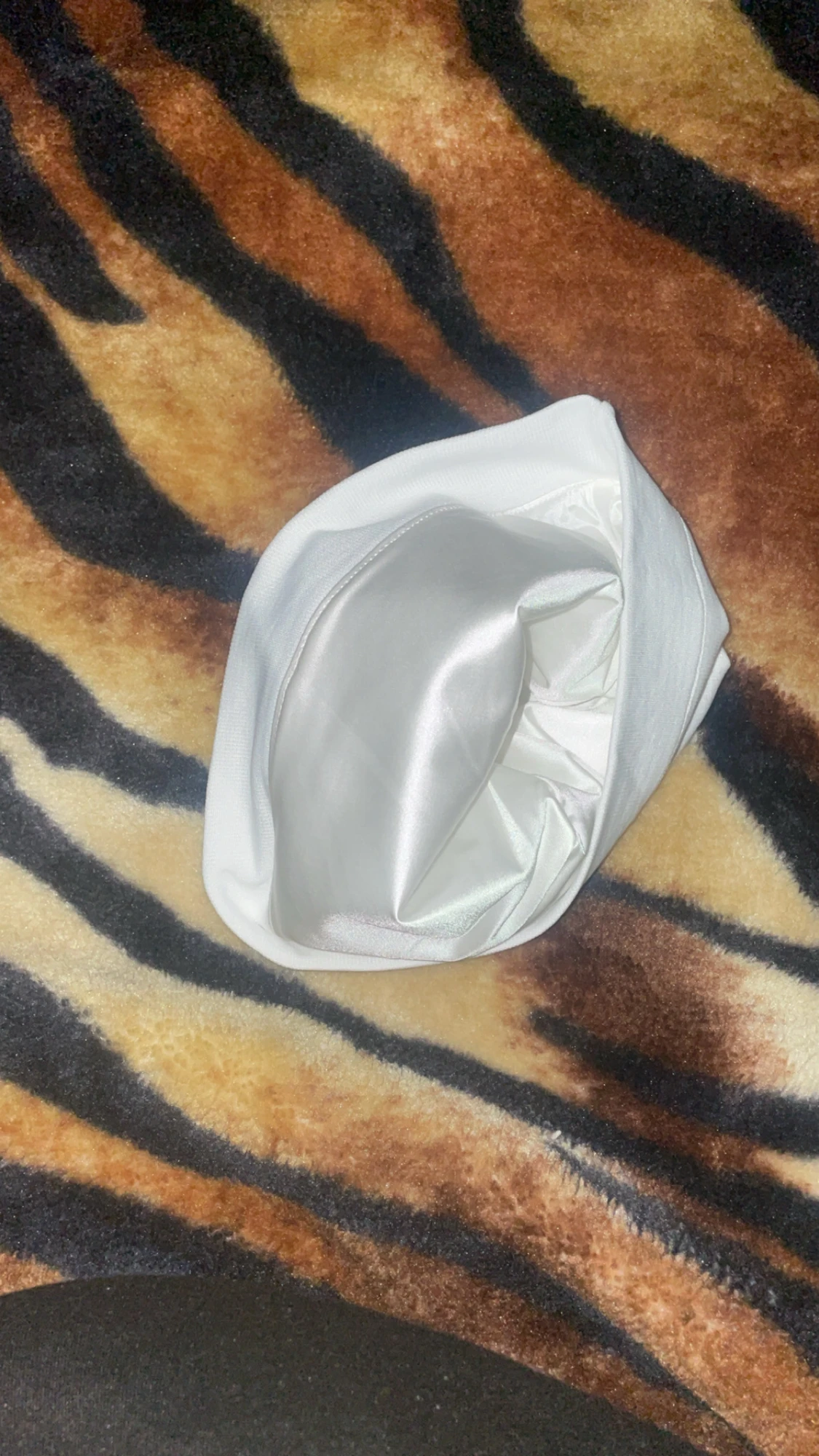 Vit satinmössa från Satyn - 2