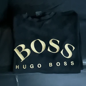 BOSS - Boss sweatshirt passar er med S i storlek. Hör av er.
