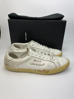 Saint Laurent skor  - December REA! Hej, säljer nu dessa svin snygga ysl skor. Skorna är i okej skick! Begränsat antal boxar och dustbag. Hör av dig vid frågor. 