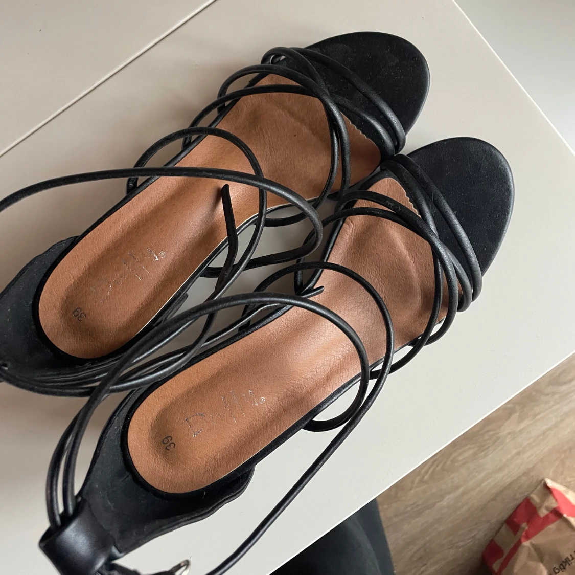 Svarta sandaler med klack och remmar - 2