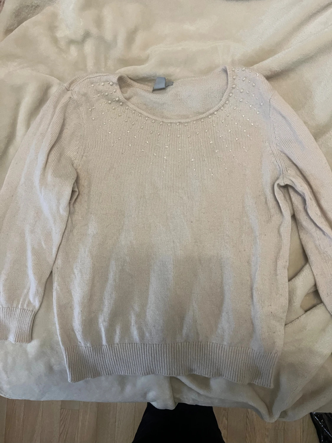 Beige stickad tröja med pärlor