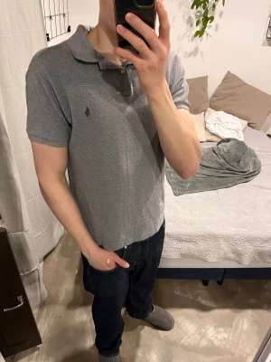 Grå Polo Ralph Lauren piké, slim fit - Snygg grå pikétröja från Polo Ralph Lauren i slim fit-modell. Size är L (Slim Fit). Kontakt mig om du har frågor!