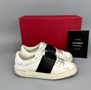 Valentino Open | 37 - Valentino Open Sneakers | Snygga och eftertraktade skor | Storlek 36.5, passar även större | Original box och kvittens ingår | INGA BYTEN | Fraktar spårbart eller möts upp i Täby | Hör av er vid funderingar 🙌