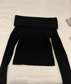 Svart offshoulder stickad tröja H&M - Från HM , fin stikad kofta som man viker ner till off shoulder, väldigt fin och mysig, varm. Kom ej till användning mycket (Den gråa bilden är exempelvis hur den sitter på, säljer i grå färg oxå:)