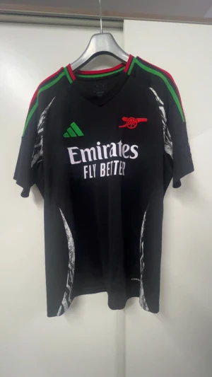 Arsenal Fotbollströja  - Hej, nu säljer jag min Arsenal tröja eftersom den passar inte mig längre. Tröjan är i storlek XL och är i mycket bra skick. Köpte tröjan från JD 1 år sedan. Skriv gärna om ni är intresserade 