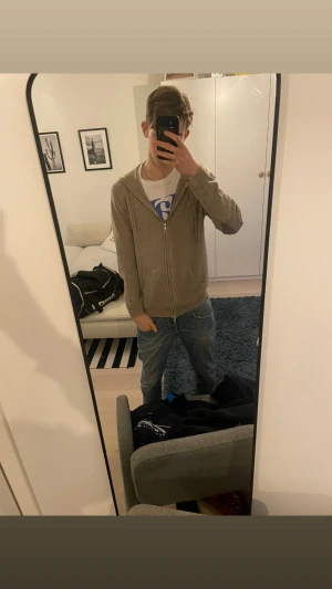 John Henric cashmere  - Säljer nu en snygg hoddie i cashmere från John Henric, tröjan är mycket skön det finns täcken på användning t.ex. valde jag att sy på armpads eftersom det höll på att gå håll vid armbågen. Det finns också ett litet hål vid armhålan som inte är synligt bara när man lyfter armen . Annars en jättefin tröja som passar massor av stilar hör bara av er vid frågor vill få såld snabbt så pris kan diskuteras Med vänlig hälsning, Anton 😊