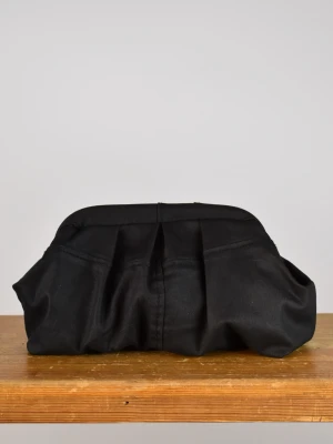 Clutchväska - Clutchväska, perfekt till fest och vardag.  Denna väskan är gjord av svart skinn.  Innuti finns en ficka där du kan lägga småsaker och du stänger enkelt med clutch ramen. 