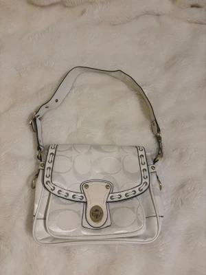 Vit axelväska  - Snygg vit väska! Säljer den pga att jag inte använder den. Vet inte vart den är ifrån då jag fått den av min mamma! Hör av er vid frågor💕 pris kan diskuteras!