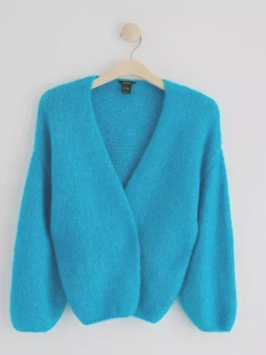 Blå kofta från Lindex - Säljer en så fin, supermjuk och fluffig blå kofta Lindex. Väldigt trendiga, långärmade ärmar och en loose passform 💞💞.  Skicka meddelande om frågor/diskutera! 🩷