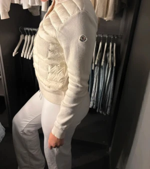 Beige moncler cardigan  - Säljer denna cardigan jag köpt på Vinted, storlek M men passar även S, fick med kvitto från gamla ägaren, nypris 9 505 kr, pris går att diskutera vid snabb affär🤍