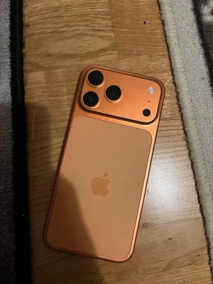 Hej säljer en leksak mobil (Läs!!!) - Hej säljer mobilen för 350kr de. Fungerar inte man kan inte ringa eller stoppa simkort mobilen är en leksak eller som en show för att visa. Om ni vill köpa så köp på min vinted konto för här kan jag inte frakta 