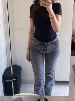 Grå straight jeans från Gina  - Snygga grå jeans från gina med raka ben. Jeansen har normal passform och midwaist, vilket ger en skön och avslappnad look. Perfekta för dig som gillar stilrena och tidlösa jeans i en neutral färg.