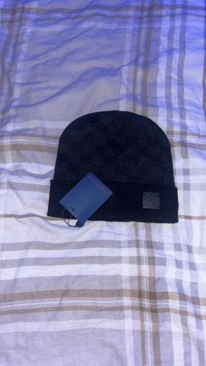 Svart mössa från Louis Vuitton - Skriv vid frågor eller om fler bilder!