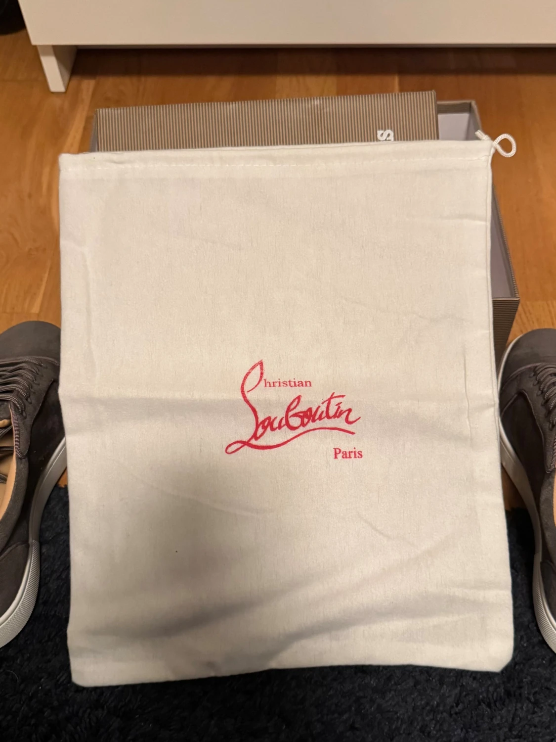 Grå mockasneakers från Christian Louboutin - 2