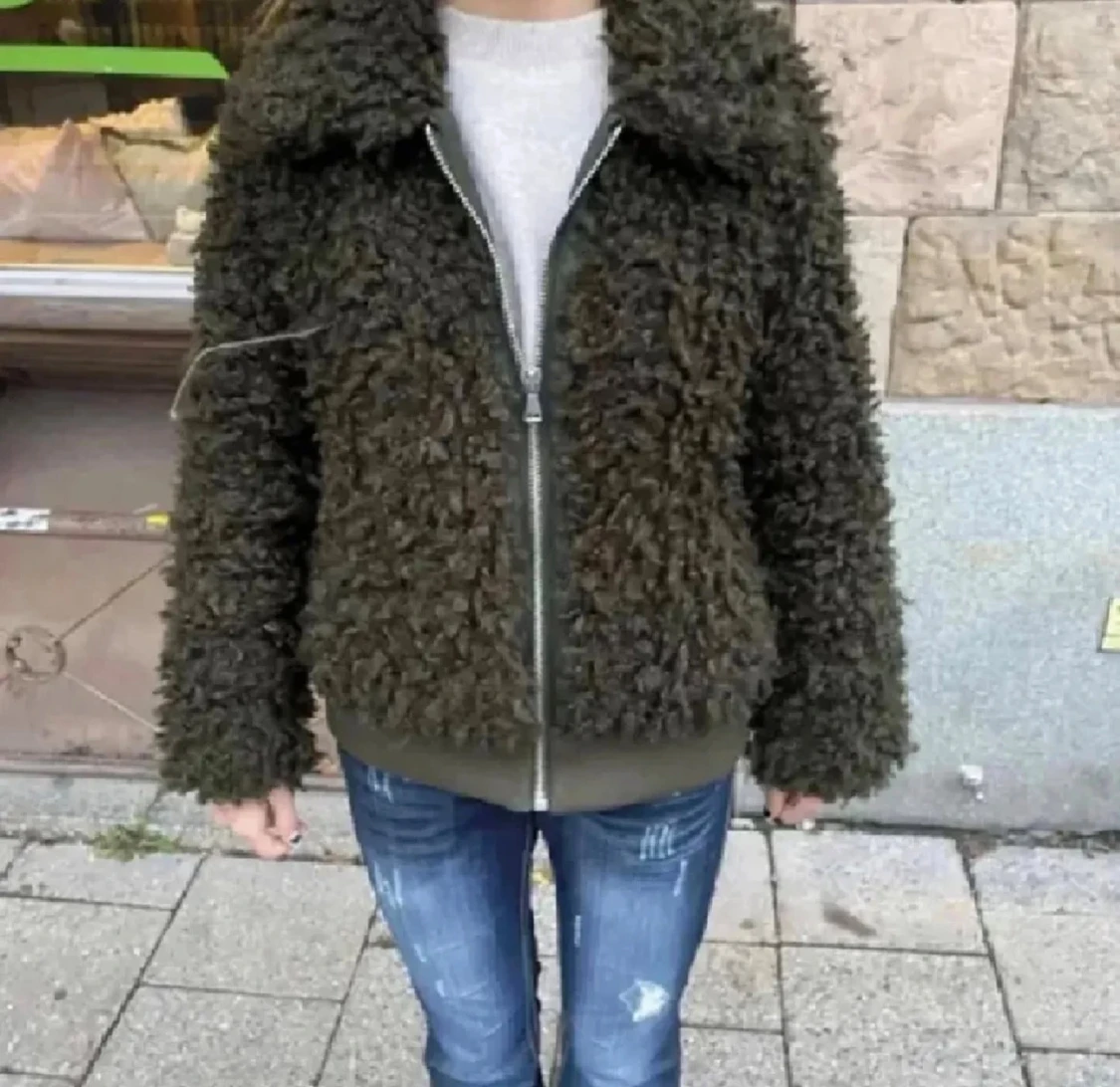 Mörkgrön teddyjacka med dragkedja