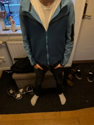 Blå Nike tech - Säljer denna snygga Nike teck. Den har bra passform och är endast använd några få gånger, inga defekter!  