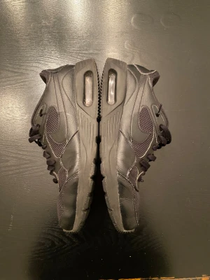 Svarta Nike Air Max  - Säljer ett par svarta Nike Air Max sneakers storlek 46 men jag har oftast 44 så dom är ganska stora i storlek.