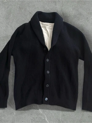 Massimo Dutti cardigan - En navy Massimo Dutti cardigan i strl M. Wool och cashmere blend, priset går stt diskutera