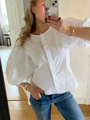 Vit blus Zara - Super snygg vit blus ifrån Zara i storlek Xs, säljer då den inte kommer till användning. Slutsåld!