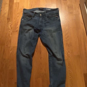 Replay Anbass - Feta replay Anbass i blå färg, W31 L30. Väldigt fint skick och jättebra passform