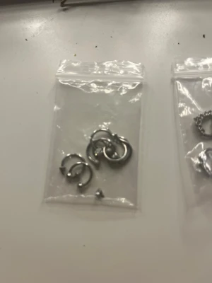 Näs ringar - Bilderna visar olika näsringa, i silverfärg, de är helt nya och oanvända hade dock renat de ändå inann man använder