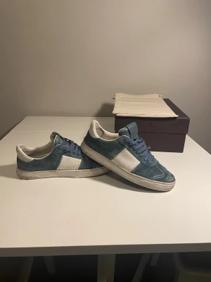 Valentino flycrew - Blåa valentino flycrew i bra skick. Nitar saknas och sulan är lite skrapad men annars okej