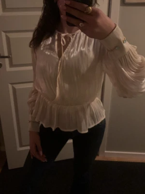  vit satin blus - Säljer pga jag inte gillar den, använd en enstaka gång