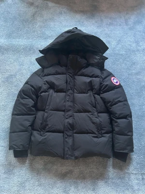 Canada Goose Jacka - Säljer just nu min feta Canada Goose Jacka Wyndham ✅Size: S (passar M)✅ Använd ett fåtal gånger✅ Kvitto finns✅ Kom dm för mer info✅