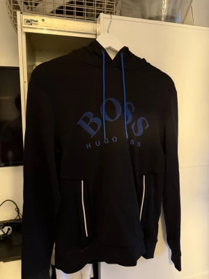 Hugo Boss hoodie - En hugo boss hoodie storlek S. Bra skick. Använd några gånger. 