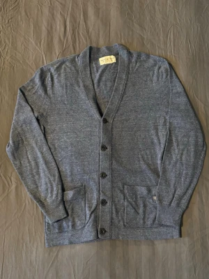 Ralph lauren denim&supply stickad cardigan - Tja säljer en riktigt feta ralph lauren denim&supply cardigan. Den är otroligt bekväm och i skönt material. Storlek M men sitter mer som S