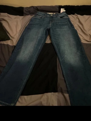 Levi's Loose Taper jeans  - Säljer ett par blå Levi's Loose Taper jeans i storlek 14A. 