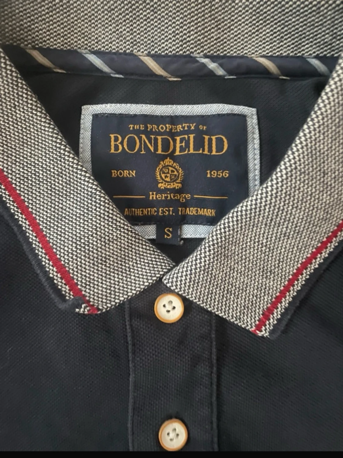 Mörkblå pikétröja från Bondelid - 2