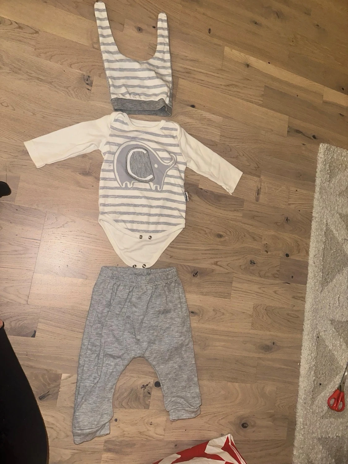 Randig babyväst från Miniworld Babyklädeset med Body, Byxor och Mössa