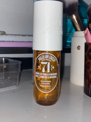 Brazilian Crush Cheirosa 71  - Perfume mist med karamelliserad vanilj och macadamia. Perfekt för dig som vill ha en söt och unik doft. Enkel att ta med och använda när du vill fräscha upp dig.