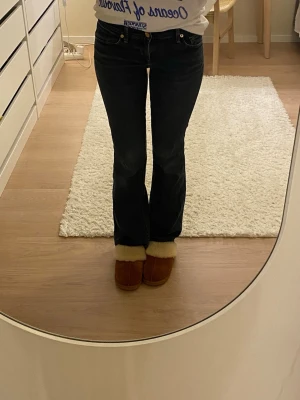 Lågmidjade jeans - Säljer dessa snygga Lågmidjade jeansen. I storlek 26. Midjemåttet rakt över är 39cm och Innerbenslängden är ca 79cm.