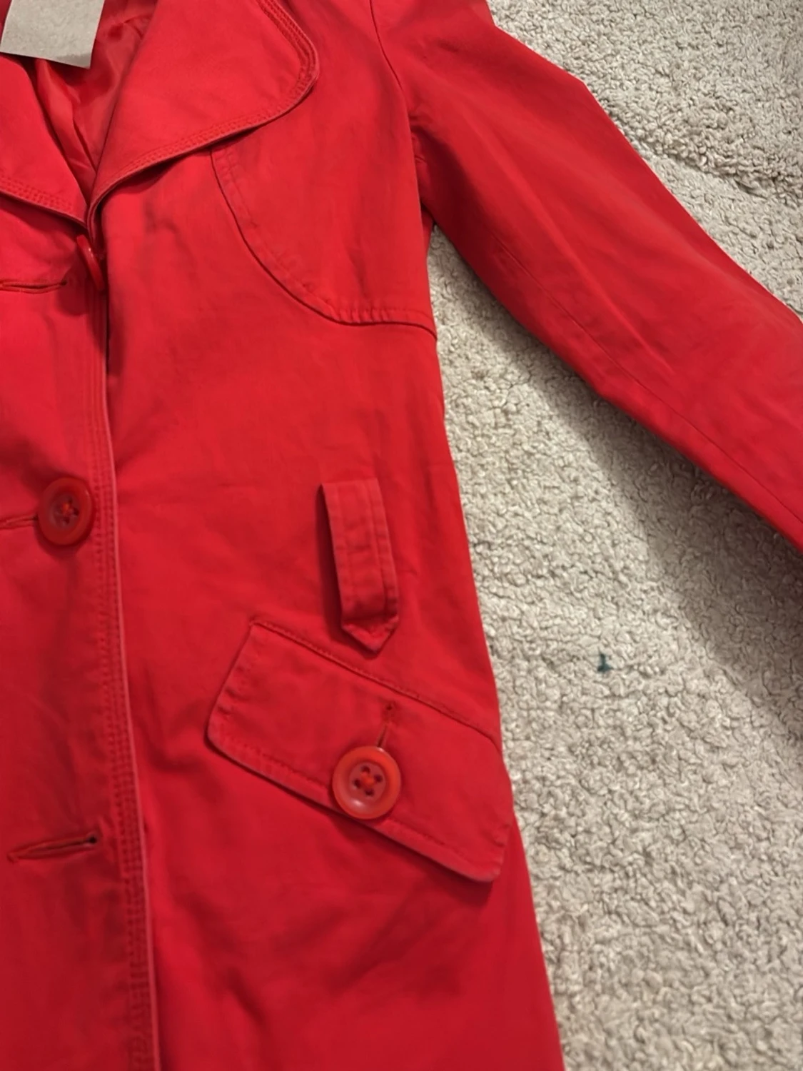 Röd trenchcoat från Vila med bälte