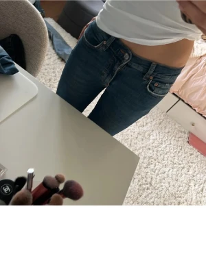  Blå bootcut Jeans - Säljer ett par superfina💕blå bootcut jeans från Gina Tricot 💓Passar till allting och är perfekta nu till våren🌱! Jeansen är i strl 34❣️Lite skumt ljus på bilderna så hör av er om ni vill se de i bättre ljus 🥰