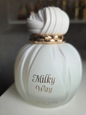 Milky Way parfym Maison Asrar - Milky Way från Maison Asrar har en unik doft och är lik commodity milk sägs det. Mjölkig, vanilj lite blommor och träig bas. Provsprutad se innehåll. Nypris 660 kr och verkar inte finnas tillgänglig i Sverige nu. Låda finns! 