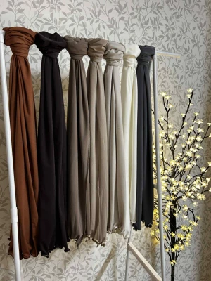 Premium Jersey - Säljer flera snygga premium Jersey i olika jordnära färger som beige, brun, svart och grå. Västarna har guldfärgade detaljer längs kanterna som ger en extra touch. De är långa och har en stilren, enkel design som passar till många outfits. Perfekt för dig som gillar neutrala toner och vill ha något som sticker ut lite.