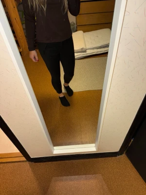 Svarta croppade byxor med dragkedja - Säljer ett par svarta tighta  byxor från design only. De har smal passform och dragkedja vid benslut. Det ör snkelbyxor och jag som har på mig dom på bilden är 167,5 cm.